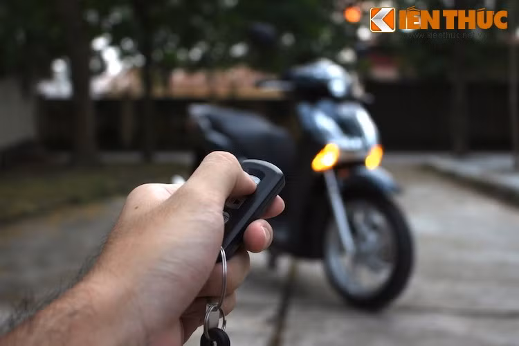 Trong khi đó, SH kém tiện nghi hơn hẳn. Mặc dù vậy, xe cũng có một số trang bị đáng giá như tính năng dừng cầm chừng Idling Stop hay khóa thông minh Smart Key bảo mật hơn, nút đóng mở yên điện...