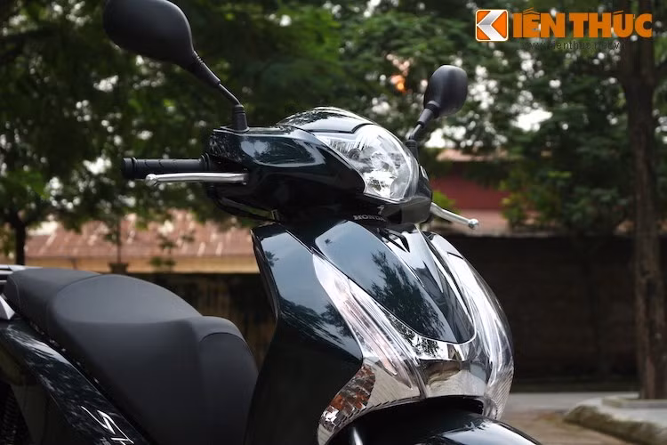 Trong khi đó, SH lại có kiểu dáng rất "lành", vừa đủ sang trọng, cao cấp và hiện đại với những chi tiết được thiết kế như hòa thành một khối trôi chảy, ăn nhập với nhau. Cả 2 mẫu xe này có kích thước và trọng lượng tương đương nhau.