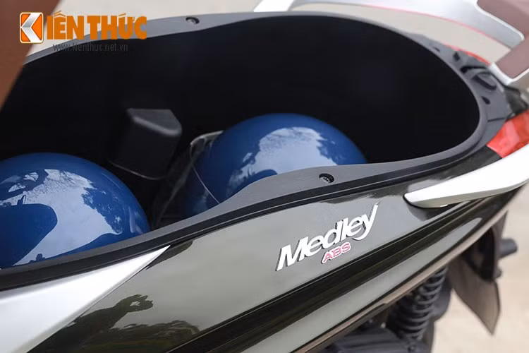 Bù lại với thiết kế này, Medley có khoang chứa đồ siêu rộng, lên tới 36,2 lít và chỉ "chịu thua" Honda LEAD với 37 lít. Xe có thể dễ dàng chứa 2 mũ bảo hiểm cả đầu và vẫn còn dư chỗ để một số đồ dùng lặt vặt.