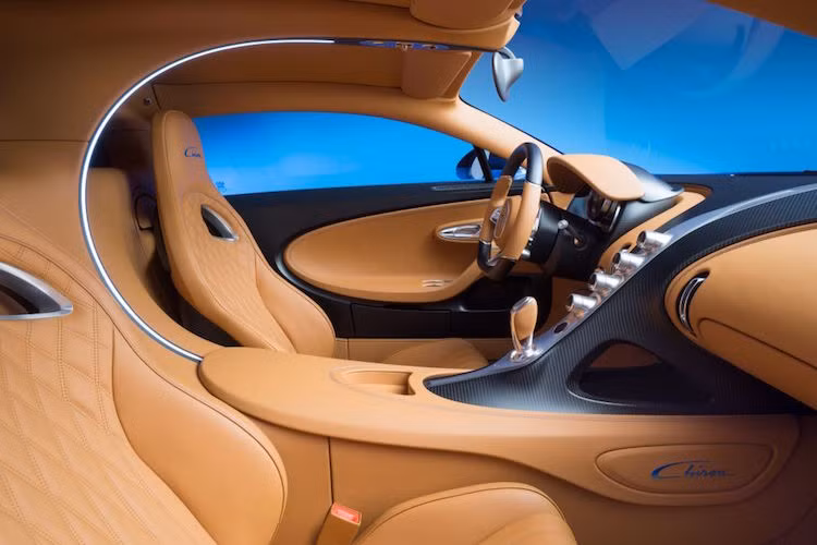 Dải đèn LED hình chữ C nằm giữa 2 ghế ngồi của Chiron có chiều dài lớn nhất từng được lắp trên xe ôtô. Đèn này cũng có khả năng điều chỉnh độ sáng.