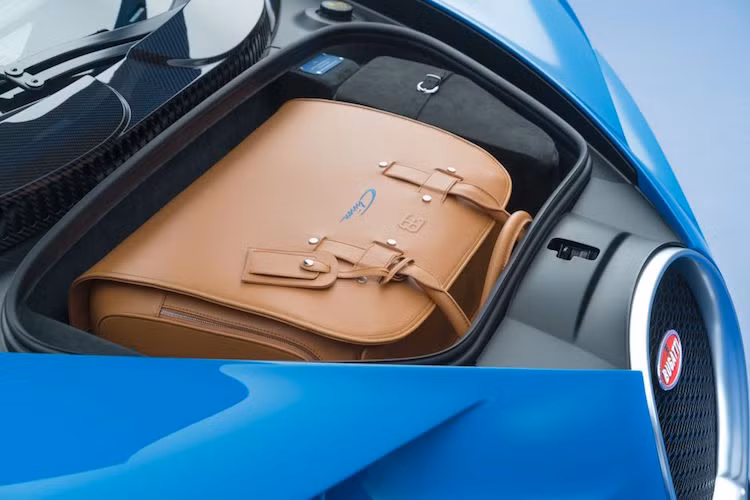 Khoang hành lý phía trước của Chiron có khả năng chứa được một vali du lịch cỡ lớn. Điều này có được nhờ có dàn tản nhiệt phía trước của xe được đặt ở góc thẳng hơn so với Veyron.