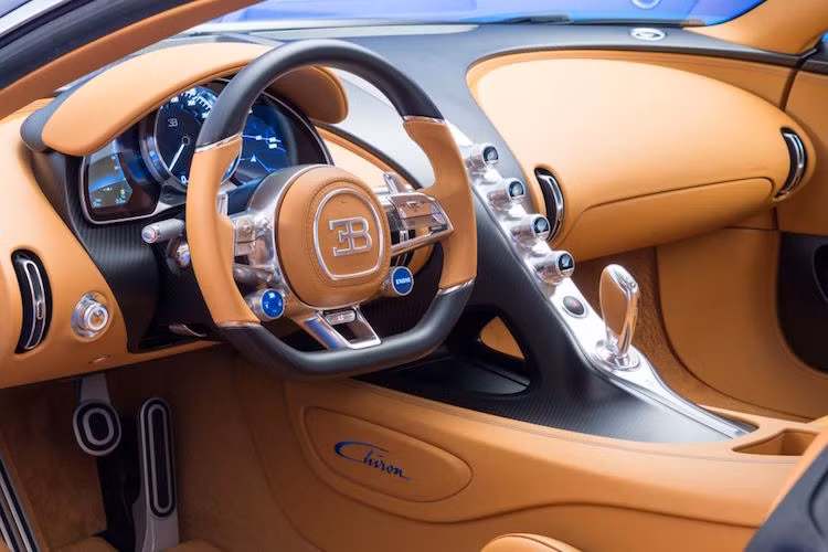 Bugatti Chiron mới được trang bị những túi khí có thể bật ra cực nhanh và mạnh, đủ sức phá vỡ lớp vỏ bằng sợi carbon trên vô-lăng.