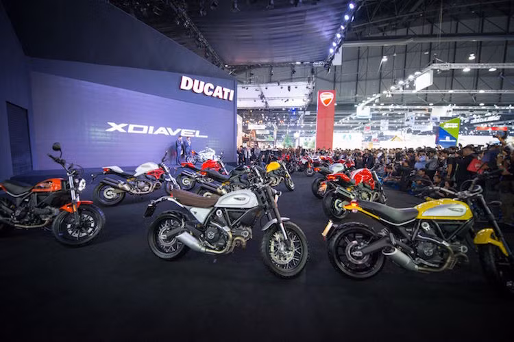 Theo ước tính, đã có tổng cộng khoảng 20 chiếc môtô phân khối lớn thuộc các dòng xe khác nhau đã được Ducati đem tới triển lãm Bangkok tại khu trưng bày B02 của trung tâm Impact Muang Thong Thani. Trong đó, các phiên bản thuộc 2 dòng Ducati Scrambler chiếm số lượng lớn nhất.