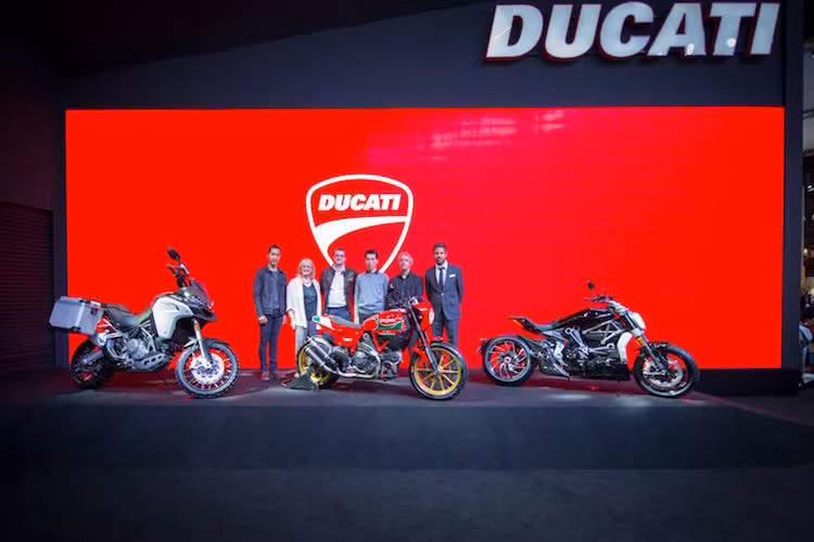 Bên cạnh 2 mẫu xe bán đại trà, Ducati còn lần đầu tiên trưng bày mẫu xe "hàng thửa" Scrambler Mike Hailwood Edition, được đặt theo tên của tay đua Anh Quốc được coi là một trong những tay đua môtô vĩ đại nhất.