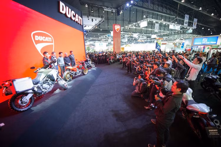Trong ngày khai mạc triển lãm Bangkok, khu trưng bày của Ducati đã thu hút được hàng ngàn lượt khách thăm quan cũng như hàng trăm các phóng viên tới từ các nước.