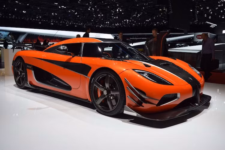 Series siêu xe Koenigsegg Agera sẽ chỉ được sản xuất đúng 3 chiếc, và chủ của mỗi chiếc xe sẽ có quyền quyết định lớn tới thông số kỹ thuật của xe. Chiếc xe đầu tiên, có tên gọi One of 1 đã được trưng bày ở triển lãm Geneva vừa qua.