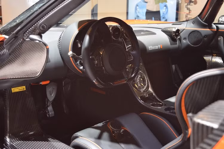 Ở bên trong nội thất của xe vừa sang trọng, vừa thể thao với các chi tiết bằng nhôm bóng, ghế đua có khung bằng sợi carbon, da cao cấp và vải Alcantara.
