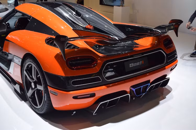 Được trang bị động cơ V8 tăng áp kép, Agera Final One of 1 cực mạnh với công suất lên tới 1360 mã lực - lớn hơn cả con số 1341 mã lực của One:1. Mô-men xoắn cực đại của chiếc xe cũng cao không kém: 1371 Nm.