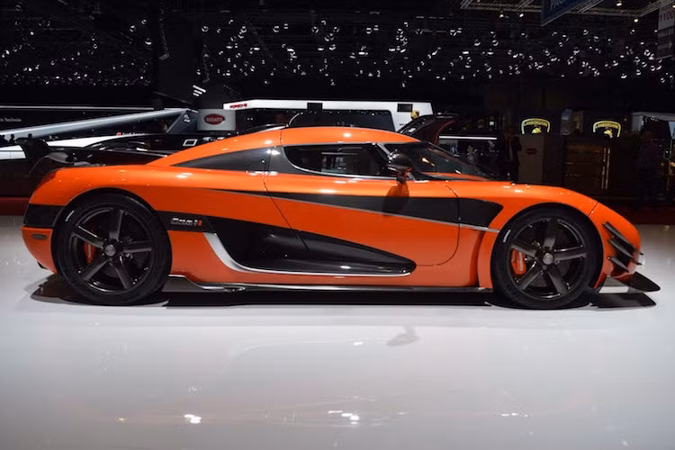 Đó là lý do vì sao chiếc Agera Final One of 1 này mang trên mình một số chi tiết từ chiếc One:1 trước đây như cản trước với các "vây" khí động học, nắp ca-pô mới, thân xe sơn màu nhưng "chừa lại" một số dải carbon ở hai bên...