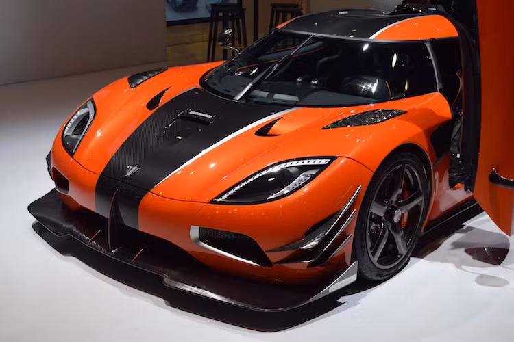 Theo Koenigsegg, chiếc xe được tạo ra do khách hàng muốn một chiếc Agera có khả năng vận hành ngang với siêu xe đỉnh cao One:1 của hãng gần nhất có thể, trong khi vẫn giữ lại các đặc tính của của Agera như mui tháo rời được.