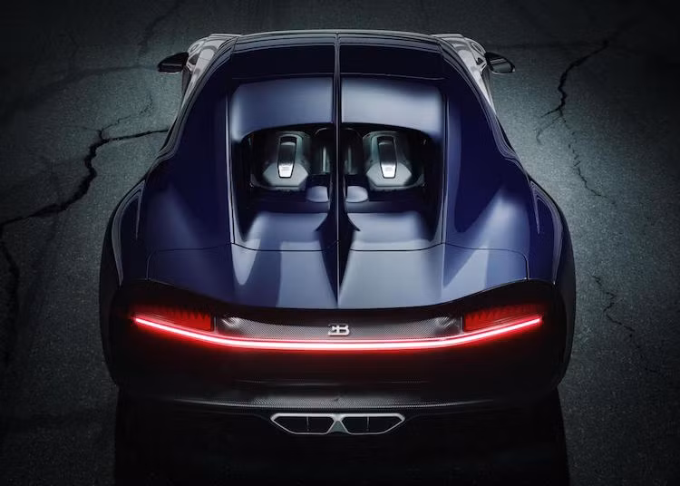 Tuy nhiên nhờ được cải tiến lại, động cơ này đã có thể đạt công suất cực "khủng" 1500 mã lực và mô-men xoắn cực đại 1600 Nm. Tương tự, hệ dẫn động 4 bánh và hộp số 7 cấp cũng được "gia cường" thêm. Để làm mát cho động cơ, Bugatti đã bố trí tới 10 dàn tản nhiệt xung quanh xe.