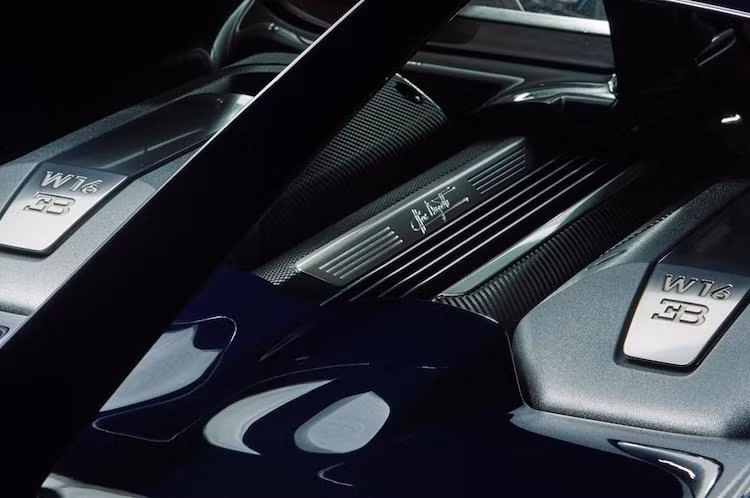 Trái với những dự đoán trước đây, Chiron không sử dụng hệ động lực hybrid do hệ thống này chiếm quá nhiều diện tích. Thay vào đó, chiếc xe vẫn được trang bị động cơ W16 8.0l 4 tăng áp như Veyron.