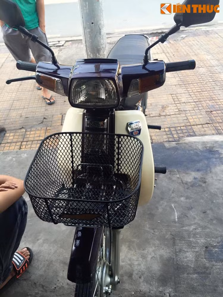 Sau đó, vào khoảng những năm 95, những chiếc Dream Thái "tem lửa" nhập nguyên chiếc bắt đầu thay thế cho Dream "tem hồng" và tiếp tục được người dân Việt Nam ưa chuộng. Những chiếc xe này còn xuất hiện tại các cửa hàng bán xe nhập khẩu cho tới năm 2002, dù cho Honda Việt Nam đã sản xuất chiếc Super Dream có kết cấu y hệt từ năm 1998.