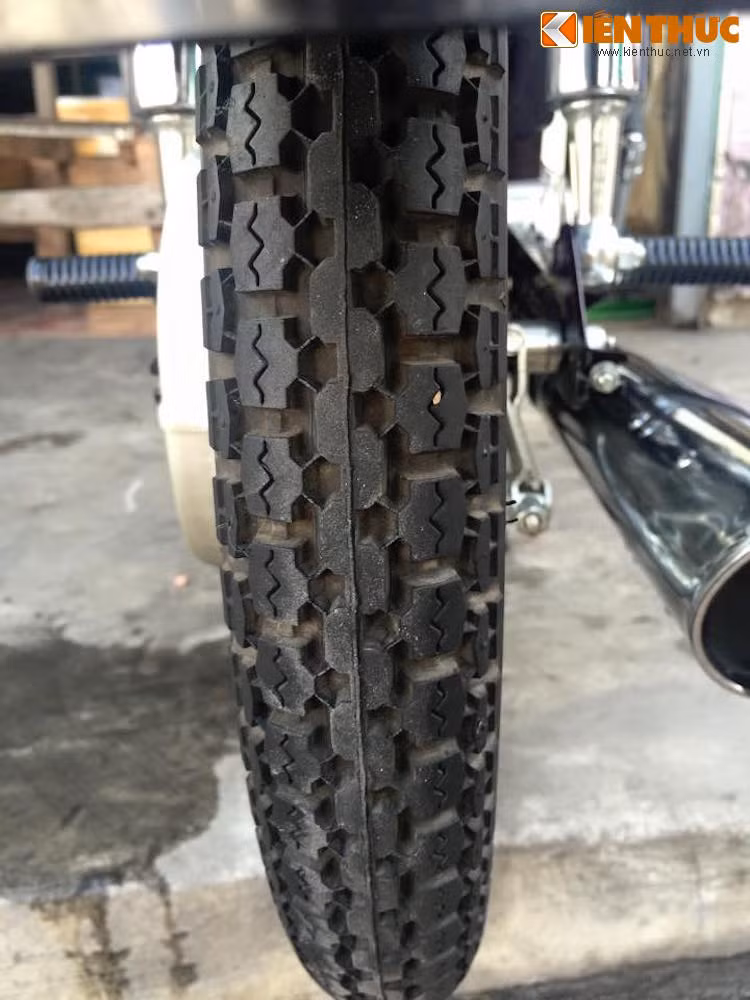 Cả 2 lốp vẫn còn giữ lại nguyên gai gió và được sản xuất bởi hãng phụ tùng Inoue của Thái Lan. Trong khi đó, cặp vành được sản xuất bởi Siam Goshi.