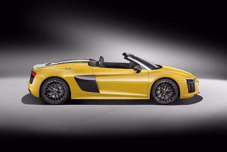 Dựa trên thế hệ R8 mới nhất, Audi R8 Spyder mới sở hữu kiểu dáng tương tự với các chi tiết thiết kế sắc sảo hơn. Điểm khác biệt lớn nhất của chiếc xe nằm ở phần đuôi với nắp che mui gập kín, thay vì nắp kính trong suốt trên phiên bản R8 Coupe. Tuy nhiên nắp này có thiết kế rất giống với R8 Spyder thế hệ trước.