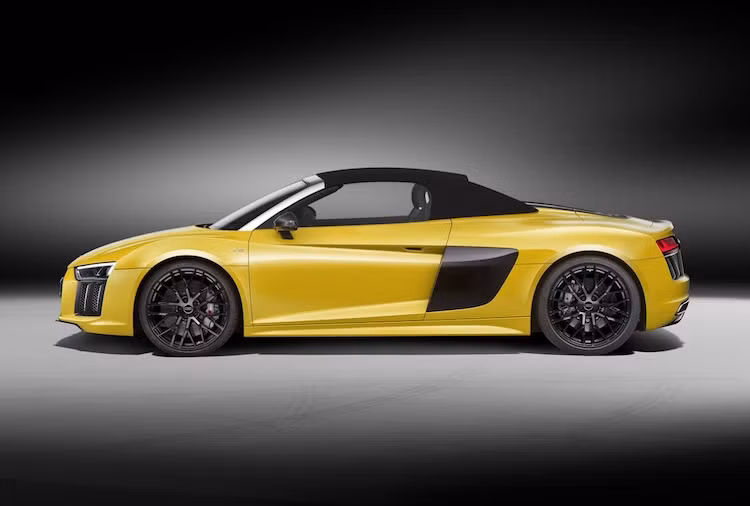 Audi đã tiếp tục lựa chọn mui vải cho R8 Spyder để giảm trọng lượng giống như thế hệ trước. Bộ mui này chỉ mất 20 giây để đóng mở và có thể hoạt động dưới tốc độ 50 km/h. Cửa kính phía sau của chiếc xe có thể điều khiển độc lập, đồng nghĩa người lái có thể hạ nó xuống ngay mui đang đóng.