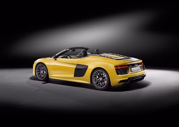 R8 Spyder mới vẫn sử dụng kết cấu mui gập mềm có khả năng giấu gọn vào khoang chứa phía sau người lái, trên động cơ. Để có thể làm mát máy tốt hơn, Audi đã chuyển các khe tản nhiệt trên nắp máy của R8 Coupe xuống giữa 2 đèn hậu trên R8 Spyder.