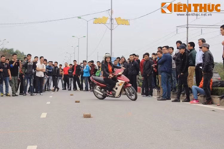 Những trò chơi thử thách kỹ năng điều khiển xe như lái xe zigzag đã thu hút được nhiều người chơi, không chỉ có các thành viên nam mà còn cả nhiều biker nữ.