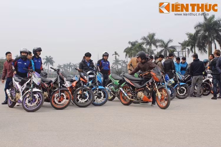 Bên cạnh những chiếc xế nổ FX 125, số lượng Suzuki Raider tham gia ngày hội cũng rất đông đảo, lên tới hàng chục chiếc.