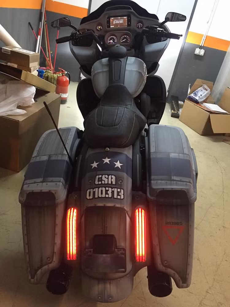 Thay vì đèn hậu kèm đèn xi-nhan nguyên bản, chiếc xe đã được thay bộ đèn LED hiện đại nằm giữa vè và thùng xe.