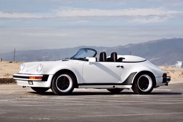 Đây là một chiếc Porsche 911 Speedster cực hiếm từ thập niên 80, khác biệt với các phiên bản 911 mui trần khác do có nắp che mui gập phía sau cùng kính chắn gió ngắn hơn. Chỉ có 171 chiếc Speedster được Porsche chế tạo.