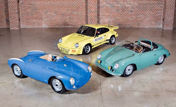 Tại Mỹ, Jerry Seinfeld không chỉ được biết đến với vai trò là một danh hài, ông còn là một cực kỳ đam mê xe và sở hữu một bộ sưu tập đồ sộ. Tuy nhiên so với một danh hài nổi tiếng khác là Jay Leno, bộ sưu tập của Seinfeld tập trung chủ yếu vào những siêu xe Porsche.