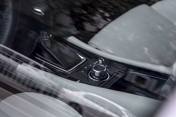 Các nút chuyển chế độ lái và núm xoay điều khiển hệ thống thông tin giải trí sẽ được đặt ở bệ trung tâm của xe.