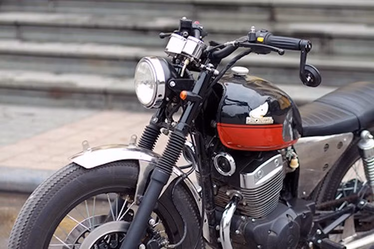 Phần bình xăng đã được gò lại theo phong cách của Triumph Bonneville nhưng nhỏ hơn và không có má cao su. Một đường sơn đỏ chia bình xăng thành hai nửa, tạo thêm cá tính cho chiếc xe nhưng không làm mất đi nét cổ điển.