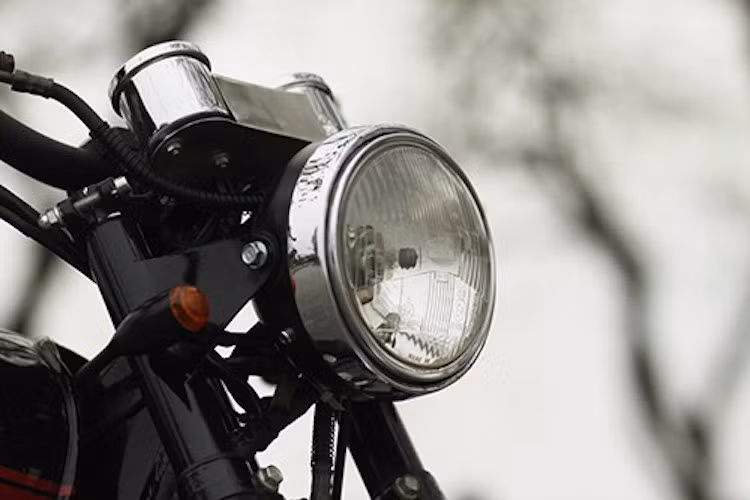 Ở phía trước, chiếc xe đã được chàng trai trẻ thay đèn pha nguyên bản bằng đèn tròn chóa lớn cổ điển, nhưng "mỏng" hơn so với đèn nguyên bản của Rebel. Tai đèn cũng đã được chế lại để có thể kèm theo cặp đèn xi-nhan.