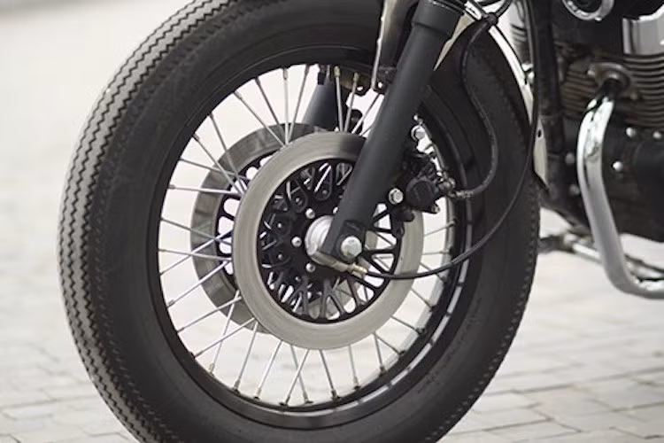 Dè trước của chiếc xe được lấy từ Suzuki GN125, trong khi lốp trước là loại lốp vintage với gai dọc tương tự lốp Firestone của Mỹ. Vành trước có kích thước 18 inch đồng thời được thay đùm để có thể nâng cấp lên hệ thống 2 phanh đĩa trước.