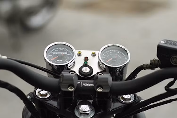 Cụm đồng hồ của Rebel với đầy đủ chức năng được giữ lại, nằm trên ghi-đông Rizoma rộng, đem tới tư thế ngồi thoải mái. Một cặp gương hậu được gắn ở hai bên gù tay lái của chiếc xe.