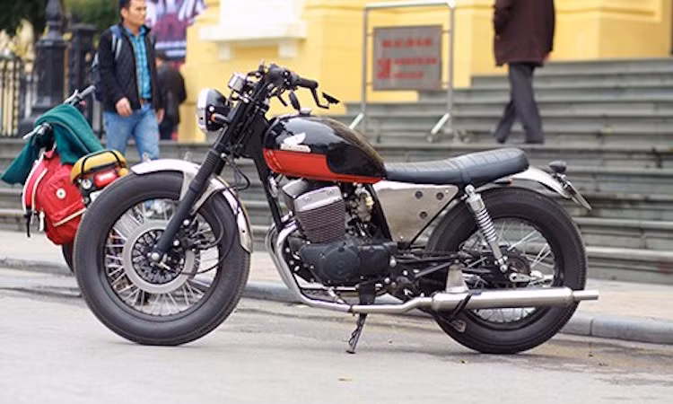 "Phá bỏ" xu hướng độ Rebel thành bobber thông thường, một chàng sinh viên tại Hà Nội đã quyết tâm độ lại chiếc Rebel theo phong cách classic, với cảm hứng được lấy từ dòng xe vintage Triumph Bonneville nổi tiếng.