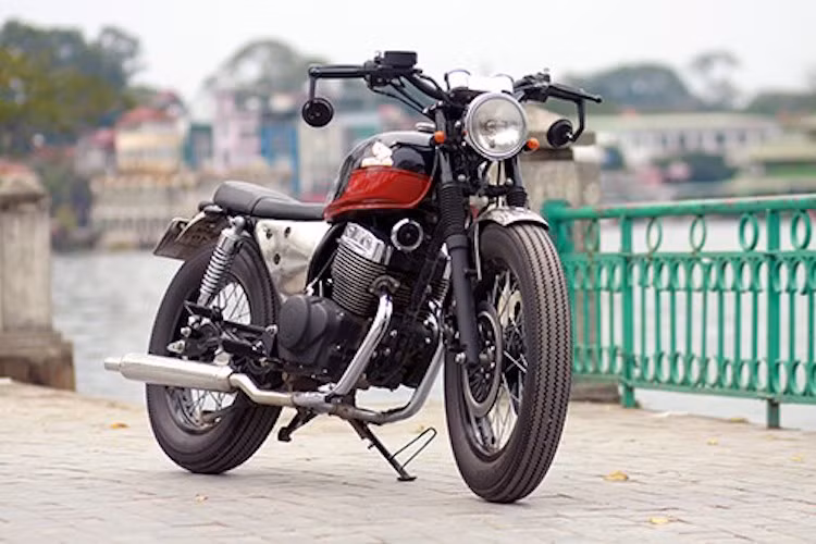  Honda Rebel 250 là một dòng xe cruiser rất quen thuộc với dân chơi Việt Nam khi đã được nhập về với số lượng lớn trong thập niên 90 để phục vụ dẫn đoàn. Tuy nhiên, dòng xe này thường được độ theo phong cách bobber thay vì kiểu dáng xe nam cổ điển.