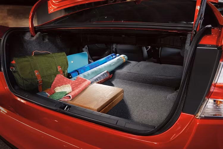 Dù chưa có thông số cụ thể, nhưng có vẻ như khoang hành lý của Impreza sẽ có dung tích khá lớn trong phân khúc và hàng ghế sau có khả năng gập 60/40.