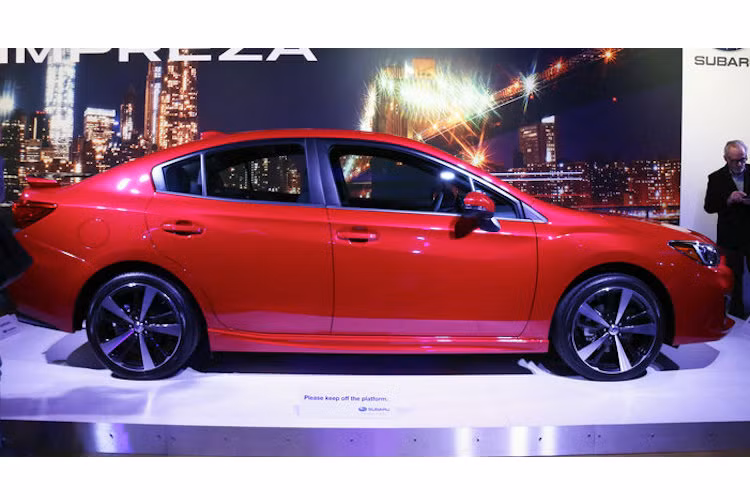 "Phom" tổng thể của xe vẫn khá gần so với thế hệ cũ, nhưng những đường nét trên thân của Impreza mới khiến chiếc xe trở nên hấp dẫn hơn.