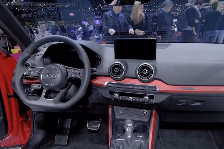 Giống như dòng xe thể thao TT, nội thất của Q2 cũng được thiết kế theo hướng tối giản, ít nút bấm nhất có thể với các tùy chọn như hệ thống thông tin giải trí MMI thế hệ mới và bảng đồng hồ kỹ thuật số Virtual Cockpit.