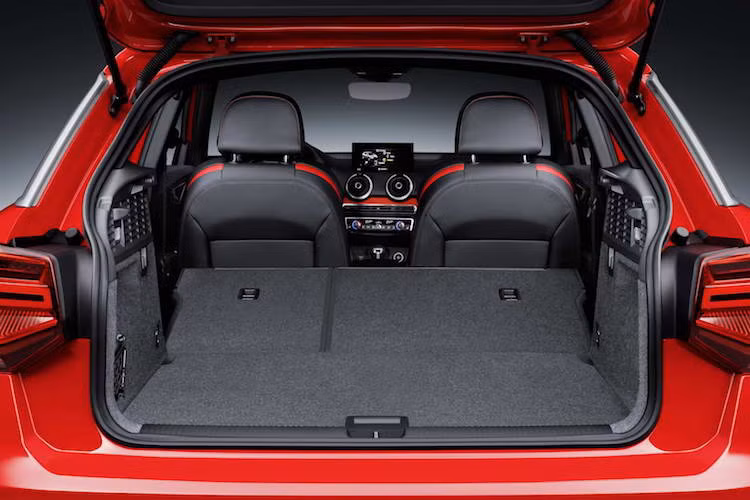 Có tổng cộng 5 chỗ ngồi, hàng ghế sau của Q2 có khả năng gập 40/60 và gập phẳng xuống sàn, tiện dụng khi cần chở các hành lý cồng kềnh.