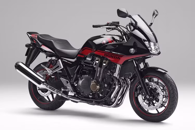 Dòng sport touring CB1300 Super Bol'd Or cũng sẽ có phiên bản sơn màu đen tuyền mới, cùng với bộ tem màu đỏ thể thao.