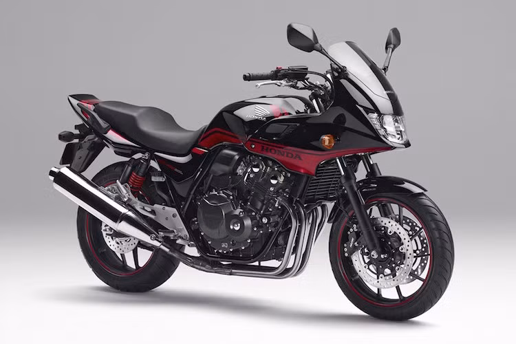 Phiên bản màu đen-đỏ của CB1300SB cũng sẽ có mặt trên chiếc CB400SB nhỏ hơn.