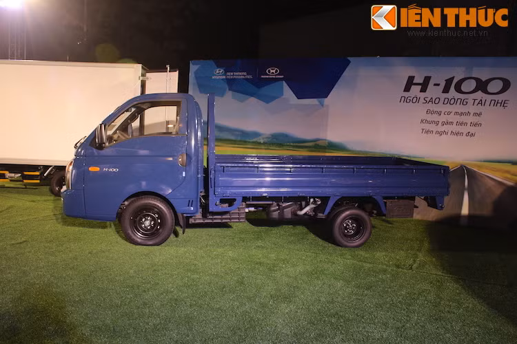 Khách hàng có thể lựa chọn 4 mẫu thùng: Thùng lửng, Thùng kín Inox, Thùng kín Composite và Thùng mui phủ bạt. Trong đó, tùy chọn thùng lửng có giá 16,15 triệu đồng.