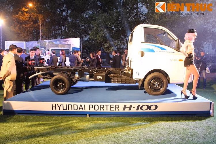 Porter H100 có kích thước Dài x Rộng x Cao lần lượt là 5.175 x 1.740 x 1.970, chiều dài cơ sở giữa hai trục bánh xe 2.640 (mm), có thể di chuyển dễ dàng trong thành phố song vẫn đảm bảo sức chịu tải ngang với các loại xe kích thước lớn hơn.