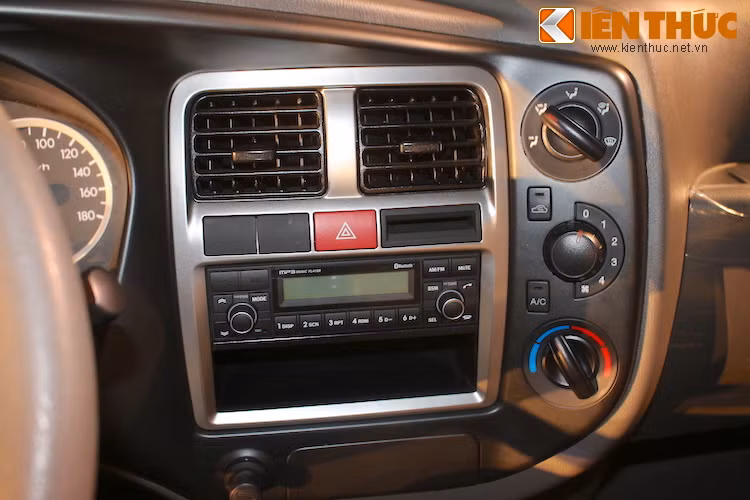 Ở phiên bản cao cấp nhất, Porter H100 sở hữu nhiều trang bị như xe du lịch hệ thống điều hòa công suất cao, cửa sổ chỉnh điện, đồng hồ hiển thị đa chức năng, đặc biệt là hệ thống giải trí hỗ trợ Radio/Bluetooth/USB.