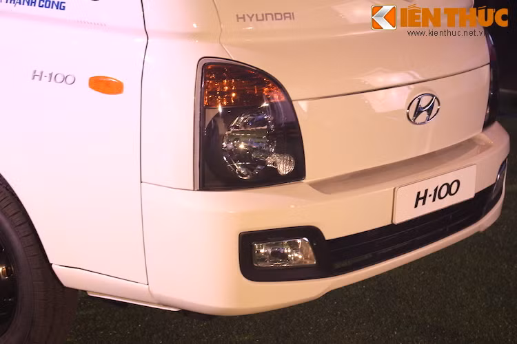 Xe sở hữu cặp kính chiếu hậu được thiết kế hỗ trợ tốt khả năng quan sát góc mù phía trước và bao quát phía sau. Chùm đèn pha kép xếp chồng tăng khả năng chiếu sang kết hợp cụm đèn xi nhan và đèn sương mù giúp xe đạt được độ an toàn cao trong mọi điều kiện vận hành.