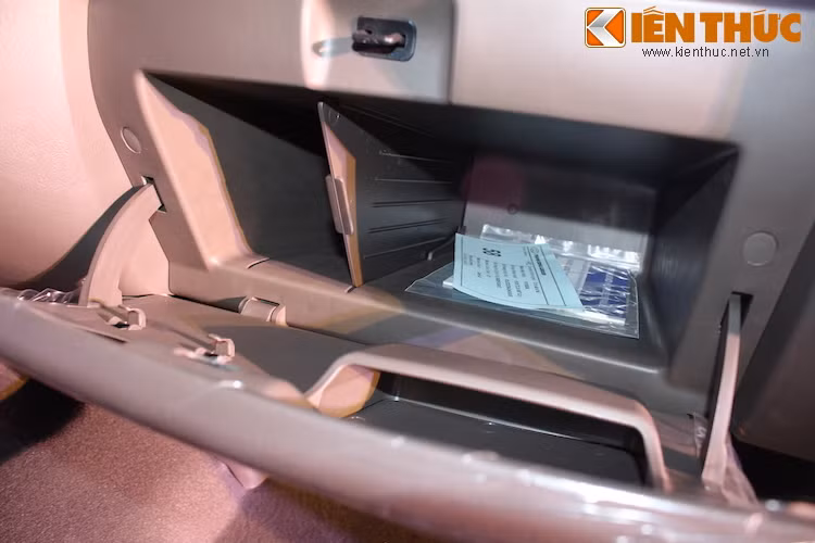 Hyundai H100 cũng là chiếc xe tải nhẹ đầu tiên tại Việt Nam được trang bị những tiện nghi như hốc để kính, đèn trần 2 vùng, giá để cốc, hộc để đồ ở cánh cửa và hộc để đồ phía trước có chức năng làm mát.