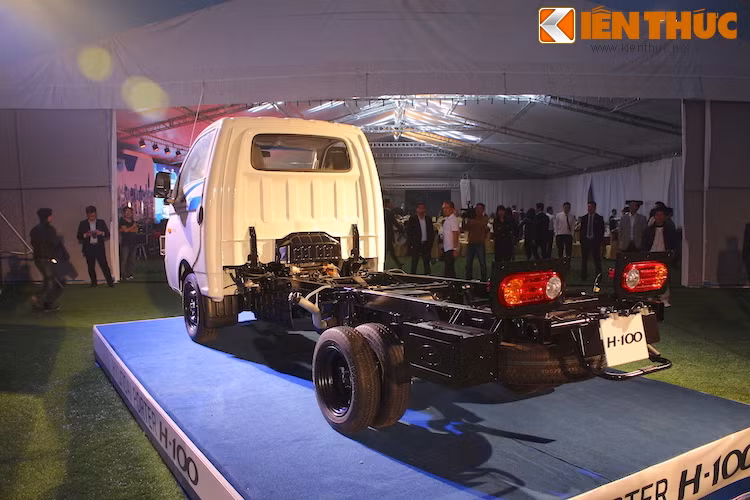 Hyundai H100 được Hyundai Thành Công phân phối với 4 phiên bản màu sắc: Trắng, Vàng, Xanh lam, Xanh lá với 3 phiên bản: H100 T2D (325 triệu đồng), H100 T2G (345 triệu đồng), H100 A2 (399 triệu đồng). Xe được bảo hành 2 năm hoặc 50.000 km tuỳ theo chế độ nào đến trước.