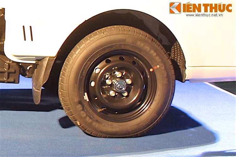 Xe được trang bị hệ thống an toàn với khóa vi sai, hệ thống phanh trước sử dụng đĩa tản nhiệt, ở phanh sau sử dụng phanh dạng tang trống mạch kép thủy lực, có trợ lực chân không.