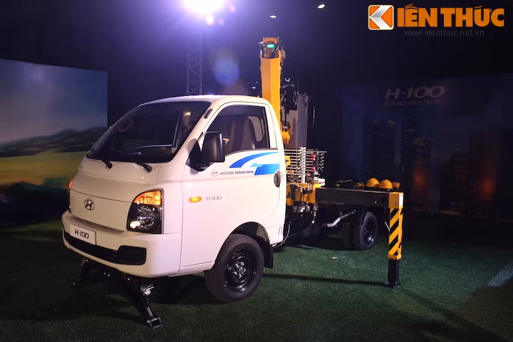 Ngoài ra, khách hàng có nhu cầu có thể đặt Porter H100 với các loại cần cẩu chuyên dụng. Nhân dịp chính thức giới thiệu Hyundai Porter H100, khách hàng mua xe (từ 2/3 đến hết ngày 30/4) tại hệ thống đại lý uỷ quyền chính thức Hyundai Thành Công sẽ được hỗ trợ 100% phí đăng ký trước bạ.