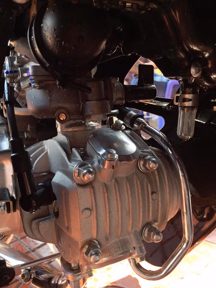 Giống như Wave 125 ở Thái hay Future 125 ở Việt Nam, Dream 125 được trang bị khối động cơ 124,9 cc làm mát bằng không khí, 4 kỳ với hộp số 4 số tròn và chế hòa khí thông thường.