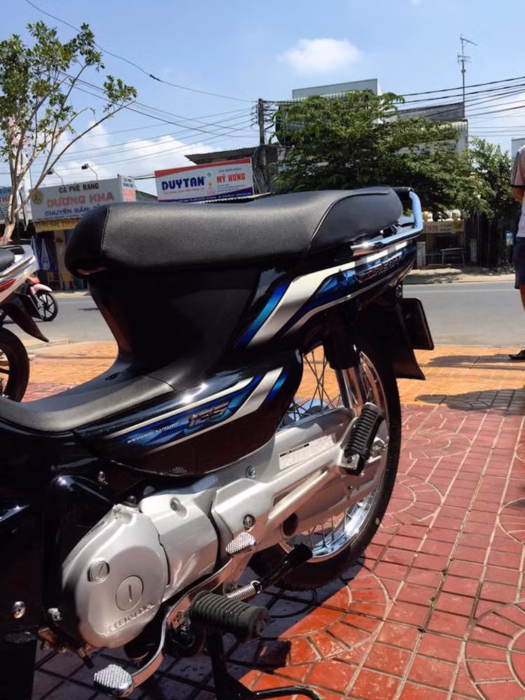 Ở hai bên thân xe, các tấm ốp nhựa của Dream 125 cũng được thiết kế liền mạch như Dream 110, thay vì tách rời như Dream 100 cũ.