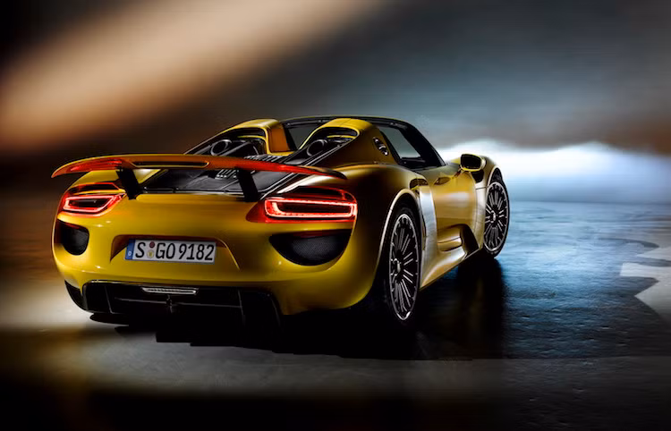 So với các đối thủ như McLaren P1 hay LaFerrari, 918 Spyder có công suất yếu hơn. Tuy nhiên, siêu xe của Porsche lại rẻ hơn với mức giá 845.000 USD trong khi hai đối thủ đều trên 1 triệu USD. Mặc dù vậy, do đã ngừng sản xuất nên những chiếc 918 Spyder hiện đều có giá bán ít nhất là 1,5 triệu USD.